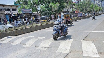 Mumbai, India - May 06, 2023: BMC paint the speedbreaker with zebra crossing paint in the morning as a biker's video went viral after he met with an accident on Friday night while travelling on his bike from Goregaon towards Jogeshwari, near 24 Carat Theatre, S.V. Road, Jogeshwari (West), in Mumbai, India, on Saturday, May 06, 2023. (Photo by Vijay Bate/HT Photo) (HT PHOTO) Mumbai, India - May 06, 2023: BMC paint the speedbreaker with zebra crossing paint in the morning as a biker's video went viral after he met with an accident on Friday night while travelling on his bike from Goregaon towards Jogeshwari, near 24 Carat Theatre, S.V. Road, Jogeshwari (West), in Mumbai, India, on Saturday, May 06, 2023. (Photo by Vijay Bate/HT Photo) (HT PHOTO)