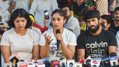 New Delhi: Bajrang Punia, Vinesh Phogat and Sakshi Malik address a press conference during their protest at Jantar Mantar in New Delhi, Saturday, May 6, 2023. (PTI Photo) (PTI05_06_2023_000321A) (PTI) New Delhi: Bajrang Punia, Vinesh Phogat and Sakshi Malik address a press conference during their protest at Jantar Mantar in New Delhi, Saturday, May 6, 2023. (PTI Photo) (PTI05_06_2023_000321A) (PTI)