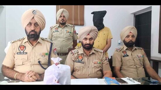 Accused of drug peddling in custody of Samrala Police in Ludhiana on Saturday. (HT Photo)
