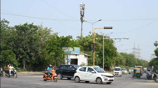 Gurugram traffic police and road safety officers are carrying out survey of the road network and vehicular pressure on main roads and sectors road to make traffic flow smooth, in Gurugram. (Parveen Kumar/HT)