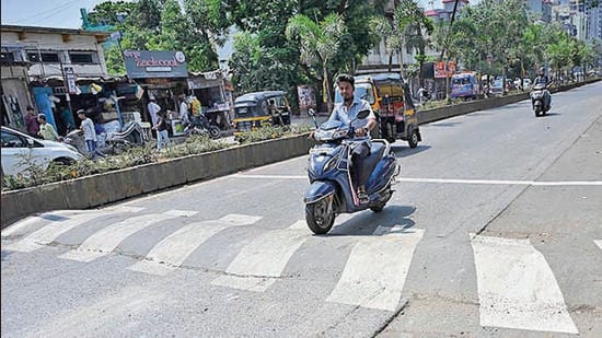 Mumbai, India - May 06, 2023: BMC paint the speedbreaker with zebra crossing paint in the morning as a biker's video went viral after he met with an accident on Friday night while travelling on his bike from Goregaon towards Jogeshwari, near 24 Carat Theatre, S.V. Road, Jogeshwari (West), in Mumbai, India, on Saturday, May 06, 2023. (Photo by Vijay Bate/HT Photo) (HT PHOTO)