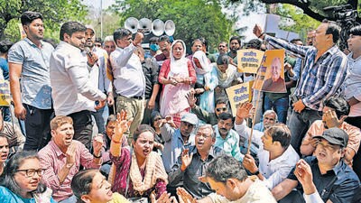 AAP members at an April 27 protest over ED arrests in connection with the Delhi excise policy. (ANI) AAP members at an April 27 protest over ED arrests in connection with the Delhi excise policy. (ANI)