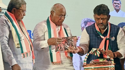 Congress has released a video of DKS and Siddaramaiah chatting. (Shashidhar Byrappa) Congress has released a video of DKS and Siddaramaiah chatting. (Shashidhar Byrappa)