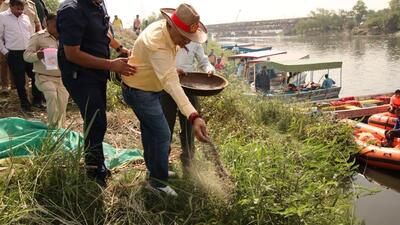 LG VK Saxena at the plantation drive in New Delhi on Sunday. (Sanchit Khanna/HT Photo) LG VK Saxena at the plantation drive in New Delhi on Sunday. (Sanchit Khanna/HT Photo)