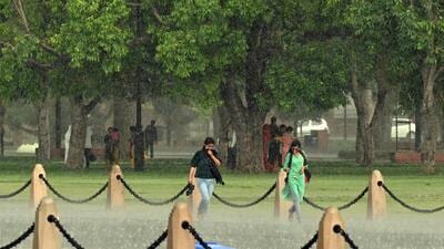 People caught in the rain at Kartavya Path in New Delhi on Sunday. (Hindustan Times) People caught in the rain at Kartavya Path in New Delhi on Sunday. (Hindustan Times)