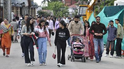 People take a stroll on The Ridge in Shimla on Sunday. The state capital recorded a low of 9.9 degrees Celsius. (Deepak Sansta/ HT) People take a stroll on The Ridge in Shimla on Sunday. The state capital recorded a low of 9.9 degrees Celsius. (Deepak Sansta/ HT)