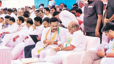 Sharad Pawar (right) interacting with Abhijit Patil (centre), NCP’s candidate, on Sunday. (HT PHOTO) Sharad Pawar (right) interacting with Abhijit Patil (centre), NCP’s candidate, on Sunday. (HT PHOTO)