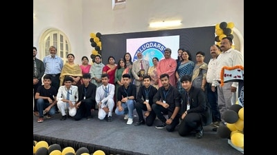 The fest began with the lighting of the lamp by Carlyle McFarland, Principal, La Martiniiere College (HT Photo) The fest began with the lighting of the lamp by Carlyle McFarland, Principal, La Martiniiere College (HT Photo)