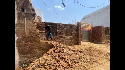 Worker razing the wall of old structure at the site of renovation and conservation project of mansion of Jassa Singh Ramgarhia at Sri Hargobindpur in district Gurdaspur on Sunday. (HT Photo)