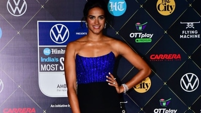 Badminton champion PV Sindhu surprised everyone on the red carpet in a black and blue strapless dress. She won the Most Stylish Sports Personality award. (HT photos) Badminton champion PV Sindhu surprised everyone on the red carpet in a black and blue strapless dress. She won the Most Stylish Sports Personality award. (HT photos)