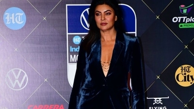Sushmita Sen attended her first award show after surviving a heart attack. She came wearing a blue velvet suit with an underbust accessory for a powerful look. (HT photos) Sushmita Sen attended her first award show after surviving a heart attack. She came wearing a blue velvet suit with an underbust accessory for a powerful look. (HT photos)