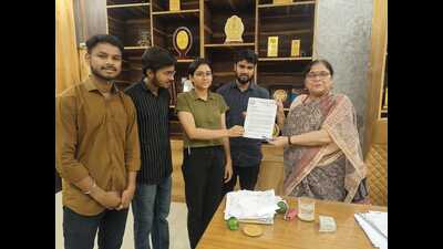 ASIA activists giving representation to DSW Prof Poonam Tandon. (HT) ASIA activists giving representation to DSW Prof Poonam Tandon. (HT)
