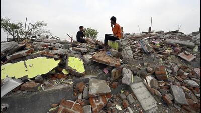 Locals look for their belongings in the debris. (Sanjeev Verma/HT Photo) Locals look for their belongings in the debris. (Sanjeev Verma/HT Photo)