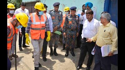 Members of NGT team at the gas leak site onSua Road, Giaspura Area, in Ludhiana on Monday. (Manish/HT)