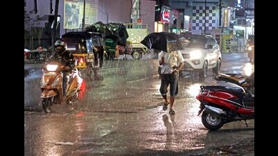 On Monday evening, the city received moderate rainfall along with thunder activities. (Ravindra Joshi/HT PHOTO) On Monday evening, the city received moderate rainfall along with thunder activities. (Ravindra Joshi/HT PHOTO)
