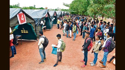 People line up during a Bastar Fighters recruitment camp. (HT Photo) People line up during a Bastar Fighters recruitment camp. (HT Photo)