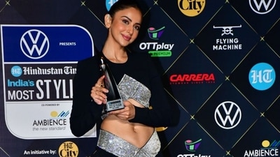 Actor Rakul Preet Singh flaunted her well-toned abs in a cut-out black gown, adorned with sequins. She won the Most Stylish Hotstepper award. (HT photos) Actor Rakul Preet Singh flaunted her well-toned abs in a cut-out black gown, adorned with sequins. She won the Most Stylish Hotstepper award. (HT photos)
