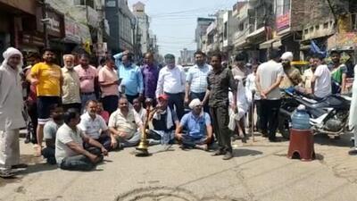 Residents blocked the road for two hours, leading to disruption in vehicular movement following which traffic police personnel were called to the spot. (HT Photo) Residents blocked the road for two hours, leading to disruption in vehicular movement following which traffic police personnel were called to the spot. (HT Photo)