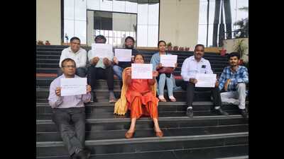 The staff of Dr Ram Manohar Lohiya National Law University protesting on the campus on Monday (HT Photo) The staff of Dr Ram Manohar Lohiya National Law University protesting on the campus on Monday (HT Photo)