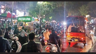 Traffic chaos due to crowd gathered at Khau galli near Bharati Vidyapeeth. (Ravindra Joshi/HT PHOTO) Traffic chaos due to crowd gathered at Khau galli near Bharati Vidyapeeth. (Ravindra Joshi/HT PHOTO)