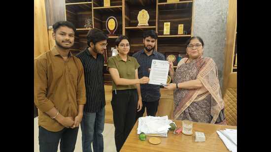 ASIA activists giving representation to DSW Prof Poonam Tandon. (HT)