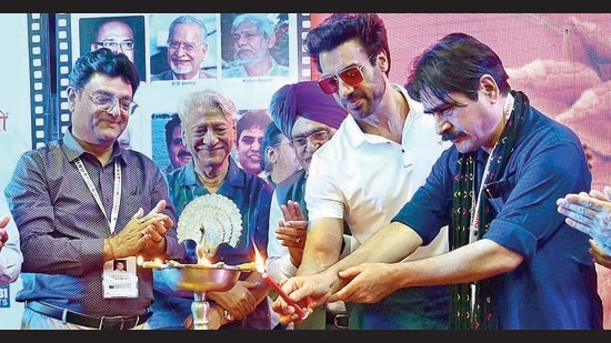 Actors Yashpal Sharma, Binnu Dhillon, Rajendra Gupta, among others lighting the ceremonial lamp at Chandigarh Music and Film Festival (Photos: Keshav Singh/HT)