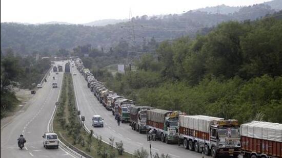 Deputy commissioner, Fazilka has ordered the police to take strict action against the “self-proclaimed truck unions” which are harassing traders. (HT File Photo)