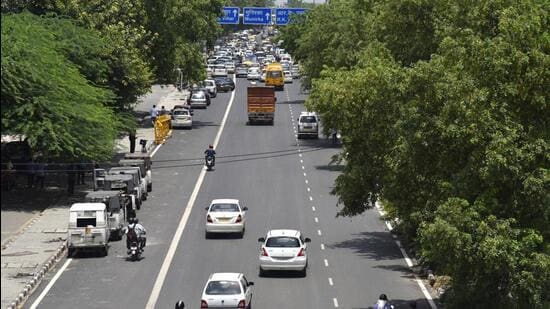 The Nelson Mandela Marg runs along the Jawaharlal Nehru University (JNU) near Vasant Kunj and Vasant Vihar and a 1,000-metre long stretch is being developed by the agency on this arterial road. (HT Archive)