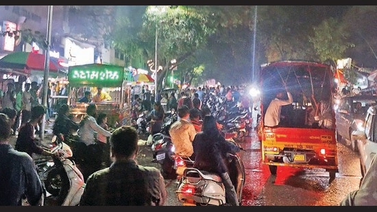 Traffic chaos due to crowd gathered at Khau galli near Bharati Vidyapeeth. (Ravindra Joshi/HT PHOTO)