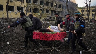 Ukrainian emergency employees and police officers evacuate injured pregnant woman Iryna Kalinina, 32, from a maternity hospital that was damaged by a Russian airstrike in Mariupol, Ukraine, on March 9, 2022.&nbsp; (Evgeniy Maloletka / AP)