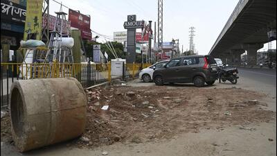 A view of the spot where a man was allegedly found dead inside a sewer manhole at Gurugram-Sohna road near Vatika Chowk, in Gurugram. (HT Photo) A view of the spot where a man was allegedly found dead inside a sewer manhole at Gurugram-Sohna road near Vatika Chowk, in Gurugram. (HT Photo)