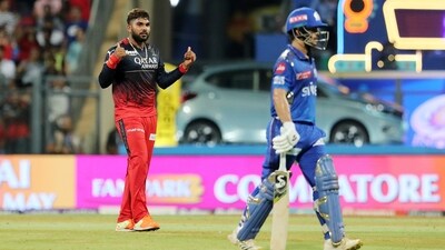 Wanindu Hasaranga celebrates the wicket of Ishan Kishan (IPL Twitter)