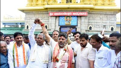 Former chief minister Siddaramaiah and Congress state chief D K Shivakumar along with a large number of party leaders and supporters sought the blessings of Goddess Chamundeshwari in Mysuru on the eve of Karnataka elections. (HT Photo) Former chief minister Siddaramaiah and Congress state chief D K Shivakumar along with a large number of party leaders and supporters sought the blessings of Goddess Chamundeshwari in Mysuru on the eve of Karnataka elections. (HT Photo)