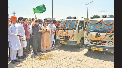 Haryana assembly speaker and Panchkula MLA Gian Chand Gupta flagging of the 75 pick-up trucks and 43 tractor trolleys for citywide garbage collection in Panchkula on Tuesday. (Sant Arora/HT) Haryana assembly speaker and Panchkula MLA Gian Chand Gupta flagging of the 75 pick-up trucks and 43 tractor trolleys for citywide garbage collection in Panchkula on Tuesday. (Sant Arora/HT)