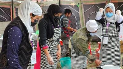 Members of the first women-only “waza”, or chef group, from Kashmir preparing the traditional meal. (HT Photo) Members of the first women-only “waza”, or chef group, from Kashmir preparing the traditional meal. (HT Photo)