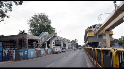 Metro foot-over bridge work under progress near Dapodi Metro station on Tuesday. (HT PHOTO) Metro foot-over bridge work under progress near Dapodi Metro station on Tuesday. (HT PHOTO)