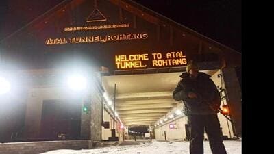 More than 500 vehicles were stranded between Atal Tunnel, Rohtang, and Dhundi in Himachal Pradesh after snowfall on Monday night. (HT file photo) More than 500 vehicles were stranded between Atal Tunnel, Rohtang, and Dhundi in Himachal Pradesh after snowfall on Monday night. (HT file photo)