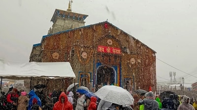 Char Dham Yatra pilgrims to take weather update before visiting Kedarnath Temple amid heavy snowfall (PTI Photo)