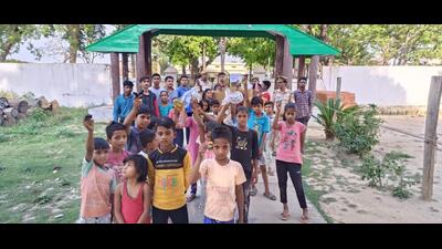 Students of the Mowgli School taking a pledge to save the environment (HT Photo)