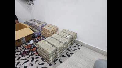 The currency notes in denominations of 500, 200, and 100 were seized by police late on Monday. (HT PHOTO) The currency notes in denominations of 500, 200, and 100 were seized by police late on Monday. (HT PHOTO)