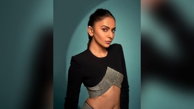Rakul opted for a subtle pink eyeshadow, complemented by darkened brows, mascara on the lashes, rouged cheekbones, beaming highlighter, light contouring, a nude lip shade, and a dewy base to add a touch of glam to her look. (Instagram/@rakulpreet)