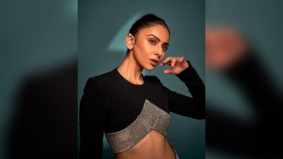 Rakul kept her accessories minimalistic and understated, opting for a sleek silver ear cuff earrings and silver block heels to complement her black ensemble.&nbsp; (Instagram/@rakulpreet)