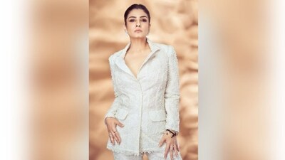 Raveena kept her make up minimal and opted for nude lip shade, subtle pink eyeshadow, mascara on the lashes, rouged cheekbones, beaming highlighter, darkened brows, and a dewy base for the glam picks. (Instagram/@officialraveenatandon)