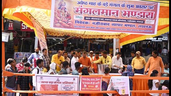 Devotees at a bhandara in Lucknow on Tuesday. (HT Photo)