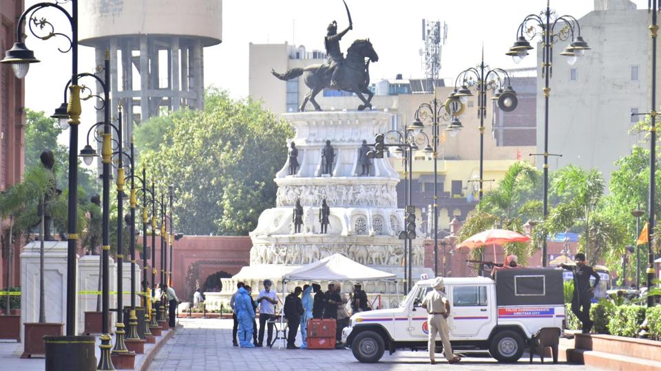 Members of National Security Guards (NSG) team and the National Investigation Agency (NIA) examining the site where two blasts had taken place at Heritage Street near the Golden Temple in Amritsar. (Sameer Sehgal/HT) Members of National Security Guards (NSG) team and the National Investigation Agency (NIA) examining the site where two blasts had taken place at Heritage Street near the Golden Temple in Amritsar. (Sameer Sehgal/HT)