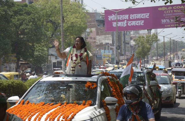 Ghaziabad Congress party’s mayor candidate Pushpa Rawat held a roadshow that covered 40km on Tuesday. (Sakib Ali/HT Photo) Ghaziabad Congress party’s mayor candidate Pushpa Rawat held a roadshow that covered 40km on Tuesday. (Sakib Ali/HT Photo)
