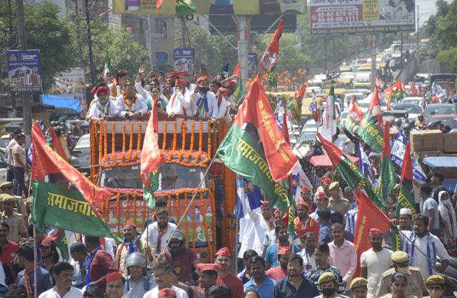 Samajwadi Party mayor candidate Poonam Yadav held a public rally from Navyug Market to Ambedkar Road. (Sakib Ali/HT Photo) Samajwadi Party mayor candidate Poonam Yadav held a public rally from Navyug Market to Ambedkar Road. (Sakib Ali/HT Photo)