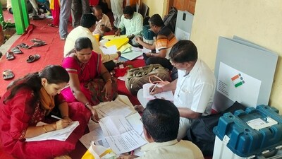 Polling officials with their EVMs, VVPATs and other polling materials prior to leaving for the polling booths on the eve of the Karnataka Assembly elections. (CEO, Karnataka Twitter) Polling officials with their EVMs, VVPATs and other polling materials prior to leaving for the polling booths on the eve of the Karnataka Assembly elections. (CEO, Karnataka Twitter)