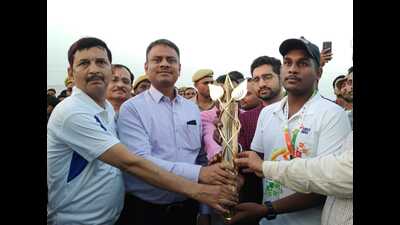 District Magistrate S Rajalingam and chief development officer Himanshu Nagpal received the relay torch in Varanasi on Wednesday (HT Photo) District Magistrate S Rajalingam and chief development officer Himanshu Nagpal received the relay torch in Varanasi on Wednesday (HT Photo)