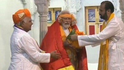 Shrinathji Temple officials felicitate PM Narendra Modi in Nathdwara, Rajasthan. (ANI) Shrinathji Temple officials felicitate PM Narendra Modi in Nathdwara, Rajasthan. (ANI)